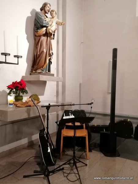 Trauersängerin Sängerin Gitarre Musikerin Trauerfeier Verabschiedung Beerdigung Begräbnis Erlöserkirche Kirche Sulz