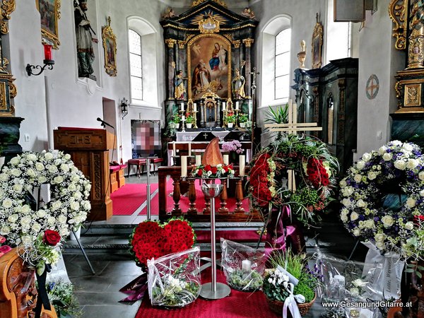 Kirche Gortipohl St. Gallenkirch Montafon Trauersängerin Trauerfeier Beerdigung Verabschiedung Vorarlberg Musik Kirche Trauersängerin Sängerin mit Gitarre www.gesangundgitarre.at Gesang Gitarre Yvonne Brugger