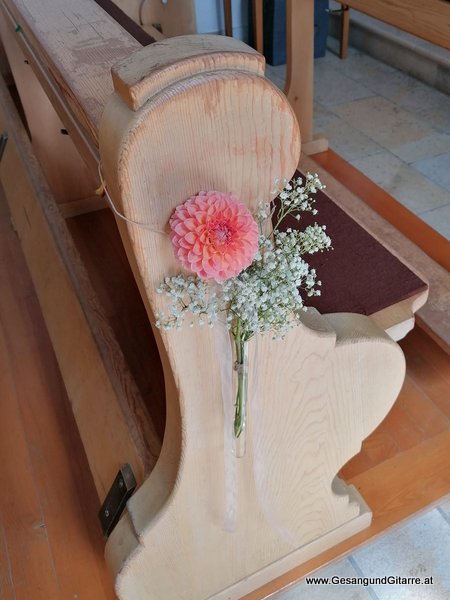Kirche Düns Taufsängerin Sängerin mit Gitarre Taufe Musik Taufmusik Bodensee Musikerin Gitarre Gesang Kirche Taufsängerin Meiningen Vorarlberg www.gesangundgitarre.at Gesang Gitarre Yvonne Brugger