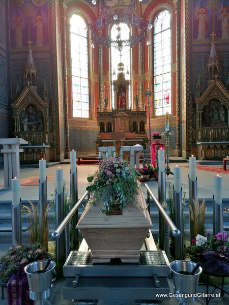 Kirche Dornbirn Hatlerdorf Trauersängerin Trauerfeier Beerdigung Verabschiedung Vorarlberg Musik Kirche Trauersängerin Sängerin mit Gitarre www.gesangundgitarre.at Gesang Gitarre Yvonne Brugger