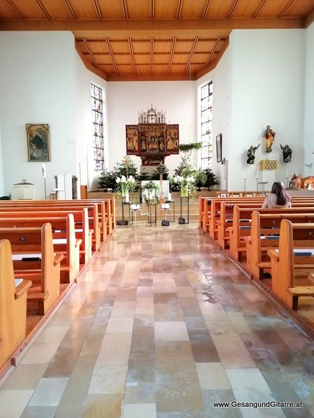 Kirche Brederis Rankweil Trauerfeier Beerdigung Verabschiedung Vorarlberg Musik Kirche Trauersängerin Sängerin mit Gitarre www.trauer-musik.at www.gesangundgitarre.at Gesang Gitarre Yvonne Brugger Trauersängerin Kirchensängerin