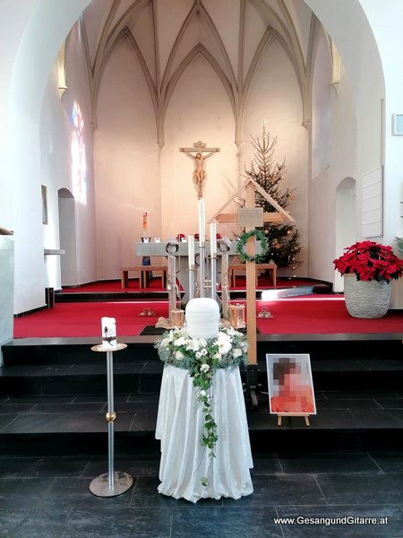 Kirche Klaus Trauerfeier Beerdigung Verabschiedung Vorarlberg Musik Kirche Trauersängerin Sängerin mit Gitarre www.trauer-musik.at www.gesangundgitarre.at Gesang Gitarre Yvonne Brugger Trauersängerin Kirchensängerin