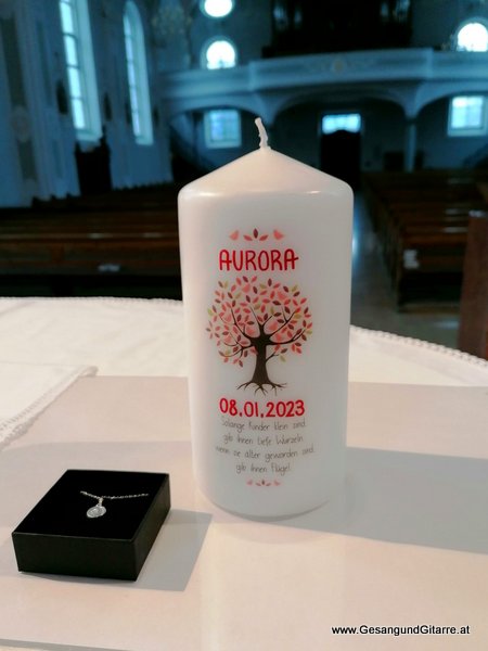 Koblach Taufsängerin Sängerin mit Gitarre Taufe Musik Taufmusik Bodensee Musikerin Gitarre Gesang Kirche Taufsängerin Vorarlberg www.gesangundgitarre.at Gesang Gitarre Yvonne Brugger