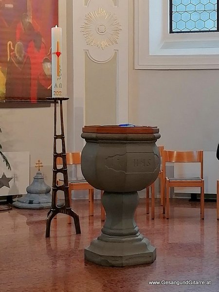 Koblach Taufsängerin Sängerin mit Gitarre Taufe Musik Taufmusik Bodensee Musikerin Gitarre Gesang Kirche Taufsängerin Vorarlberg www.gesangundgitarre.at Gesang Gitarre Yvonne Brugger