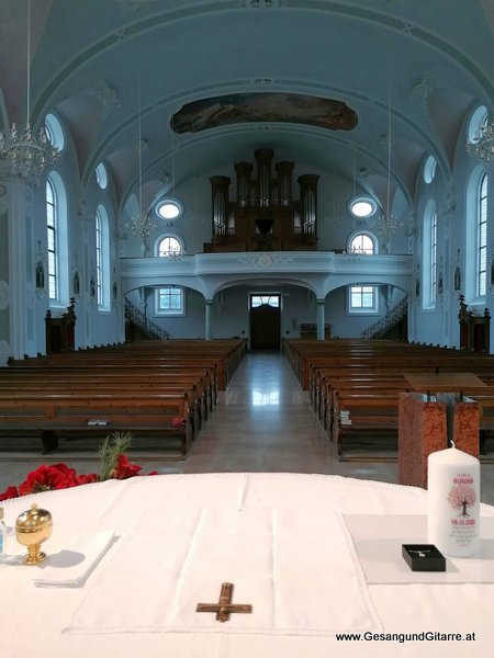 Koblach Taufsängerin Sängerin mit Gitarre Taufe Musik Taufmusik Bodensee Musikerin Gitarre Gesang Kirche Taufsängerin Vorarlberg www.gesangundgitarre.at Gesang Gitarre Yvonne Brugger