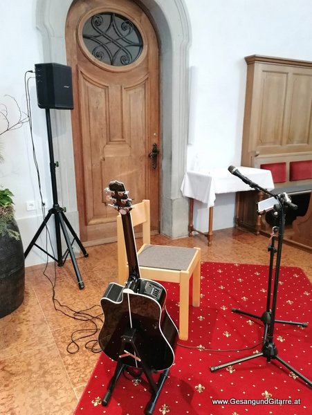 Koblach Taufsängerin Sängerin mit Gitarre Taufe Musik Taufmusik Bodensee Musikerin Gitarre Gesang Kirche Taufsängerin Vorarlberg www.gesangundgitarre.at Gesang Gitarre Yvonne Brugger
