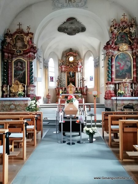 Kirche Nüziders Trauerfeier Beerdigung Verabschiedung Vorarlberg Musik Kirche Trauersängerin Sängerin mit Gitarre www.trauer-musik.at www.gesangundgitarre.at Gesang Gitarre Yvonne Brugger Trauersängerin Kirchensängerin
