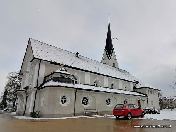 Kirche Feldkirch Gisingen Trauerfeier Beerdigung Verabschiedung Vorarlberg Musik Kirche Trauersängerin Sängerin mit Gitarre www.trauer-musik.at www.gesangundgitarre.at Gesang Gitarre Yvonne Brugger Trauersängerin Kirchensängerin