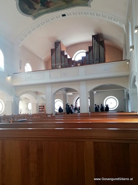Kirche Dornbirn Haselstauden Taufsängerin Sängerin mit Gitarre Taufe Musik Taufmusik Bodensee Musikerin Gitarre Gesang Kirche Taufsängerin Vorarlberg www.gesangundgitarre.at Gesang Gitarre Yvonne Brugger
