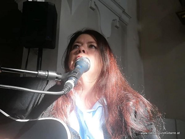 Kirche Dornbirn Haselstauden Taufsängerin Sängerin mit Gitarre Taufe Musik Taufmusik Bodensee Musikerin Gitarre Gesang Kirche Taufsängerin Vorarlberg www.gesangundgitarre.at Gesang Gitarre Yvonne Brugger