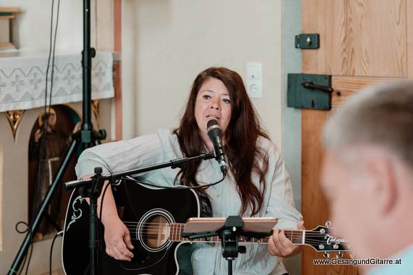 Kirche Müselbach Taufsängerin Sängerin mit Gitarre Taufe Musik Taufmusik Bodensee Musikerin Gitarre Gesang Kirche Taufsängerin Vorarlberg www.gesangundgitarre.at Gesang Gitarre Yvonne Brugger