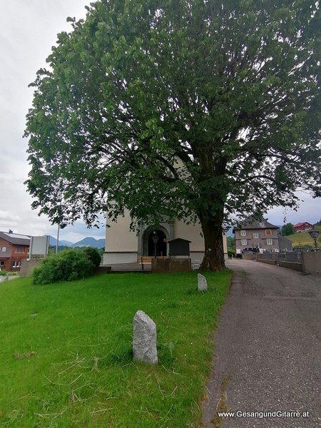 Kirche Müselbach Taufsängerin Sängerin mit Gitarre Taufe Musik Taufmusik Bodensee Musikerin Gitarre Gesang Kirche Taufsängerin Vorarlberg www.gesangundgitarre.at Gesang Gitarre Yvonne Brugger