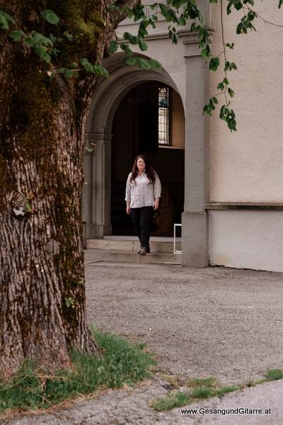 Kirche Müselbach Taufsängerin Sängerin mit Gitarre Taufe Musik Taufmusik Bodensee Musikerin Gitarre Gesang Kirche Taufsängerin Vorarlberg www.gesangundgitarre.at Gesang Gitarre Yvonne Brugger