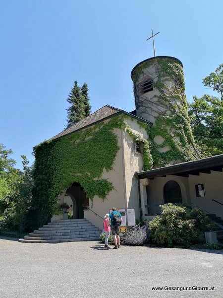 Aussegnungshalle Friedhof Lindau Bodensee Trauerfeier Beerdigung Verabschiedung Musik Kirche Solomusikerin Sängerin mit Gitarre www.trauer-musik.at www.gesangundgitarre.at Gesang Gitarre Yvonne Brugger Trauersängerin Kirchensängerin Kirche Trauerfeier Beerdigung Verabschiedung Vorarlberg Musik Kirche Trauersängerin Sängerin mit Gitarre www.trauer-musik.at www.gesangundgitarre.at Gesang Gitarre Yvonne Brugger Trauersängerin Kirchensängerin