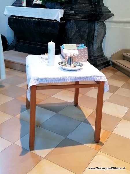 Kirche Ludesch Taufsängerin Sängerin mit Gitarre Taufe Musik Taufmusik Bodensee Musikerin Gitarre Gesang Kirche Taufsängerin Vorarlberg www.gesangundgitarre.at Gesang Gitarre Yvonne Brugger