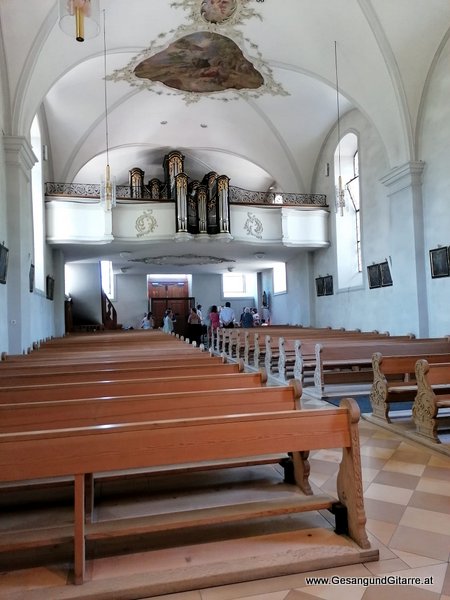 Kirche Ludesch Taufsängerin Sängerin mit Gitarre Taufe Musik Taufmusik Bodensee Musikerin Gitarre Gesang Kirche Taufsängerin Vorarlberg www.gesangundgitarre.at Gesang Gitarre Yvonne Brugger