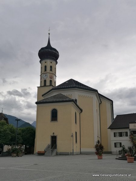 Kirche Münster Schruns Musik Solomusikerin Sängerin Hochzeitssängerin Hochzeit Trauung Vorarlberg Kirche www.gesangundgitarre.at Gesang Gitarre Yvonne Brugger