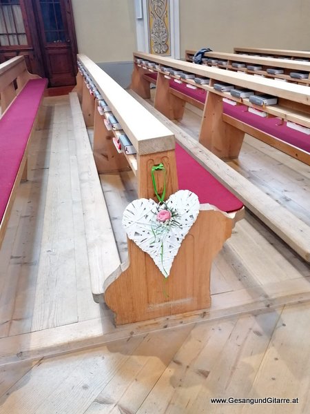 Kirche Münster Schruns Musik Solomusikerin Sängerin Hochzeitssängerin Hochzeit Trauung Vorarlberg Kirche www.gesangundgitarre.at Gesang Gitarre Yvonne Brugger