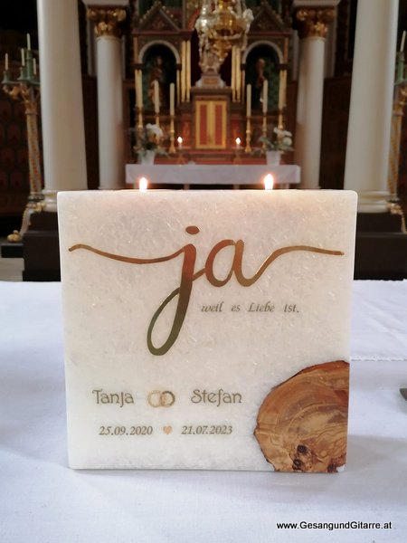 Kirche Münster Schruns Musik Solomusikerin Sängerin Hochzeitssängerin Hochzeit Trauung Vorarlberg Kirche www.gesangundgitarre.at Gesang Gitarre Yvonne Brugger