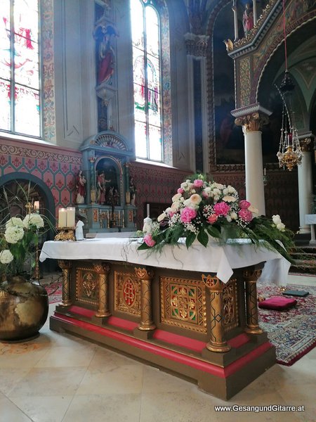 Kirche Münster Schruns Musik Solomusikerin Sängerin Hochzeitssängerin Hochzeit Trauung Vorarlberg Kirche www.gesangundgitarre.at Gesang Gitarre Yvonne Brugger