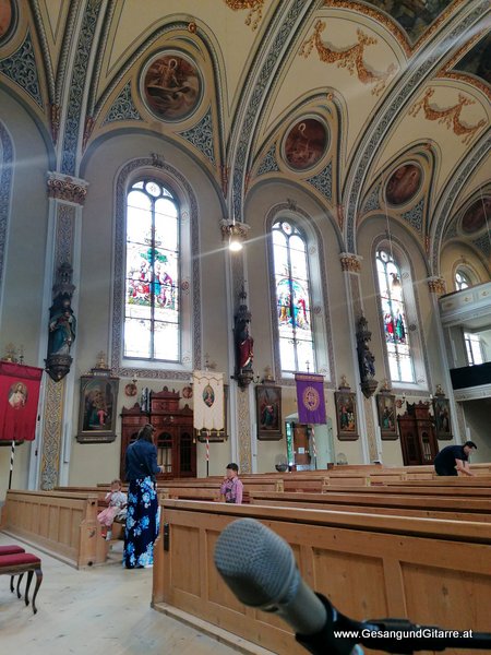 Kirche Münster Schruns Musik Solomusikerin Sängerin Hochzeitssängerin Hochzeit Trauung Vorarlberg Kirche www.gesangundgitarre.at Gesang Gitarre Yvonne Brugger