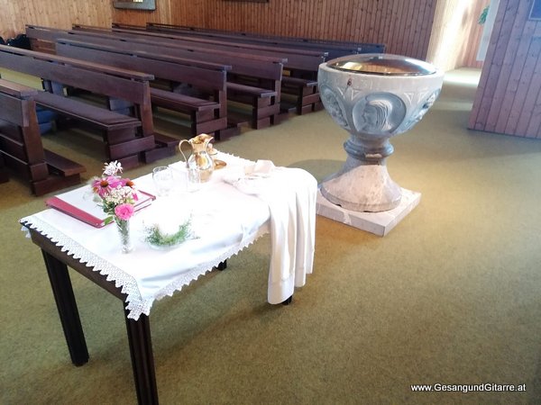Kirche Göfis Taufsängerin Sängerin mit Gitarre Taufe Musik Taufmusik Bodensee Musikerin Gitarre Gesang Kirche Taufsängerin Vorarlberg www.gesangundgitarre.at Gesang Gitarre Yvonne Brugger