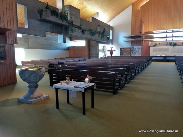 Kirche Göfis Taufsängerin Sängerin mit Gitarre Taufe Musik Taufmusik Bodensee Musikerin Gitarre Gesang Kirche Taufsängerin Vorarlberg www.gesangundgitarre.at Gesang Gitarre Yvonne Brugger