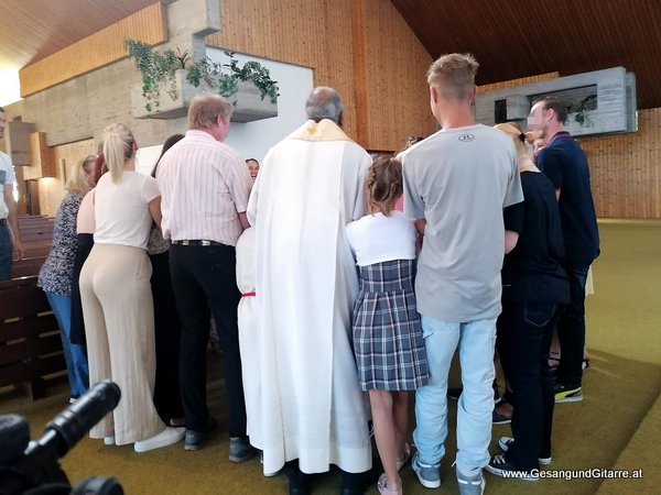 Kirche Göfis Taufsängerin Sängerin mit Gitarre Taufe Musik Taufmusik Bodensee Musikerin Gitarre Gesang Kirche Taufsängerin Vorarlberg www.gesangundgitarre.at Gesang Gitarre Yvonne Brugger