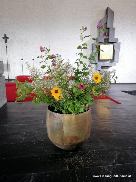 Jahrtagsmesse Trauerfeier Beerdigung Verabschiedung Rankweil Vorarlberg Musik Kirche Trauersängerin Sängerin mit Gitarre www.gesangundgitarre.at Gesang Gitarre Yvonne Brugger