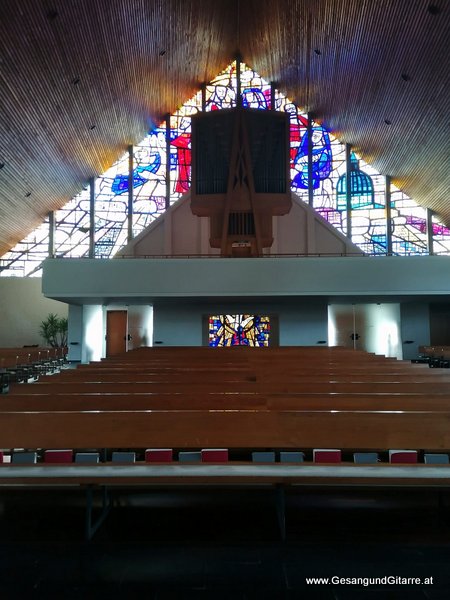 Jahrtagsmesse Trauerfeier Beerdigung Verabschiedung Rankweil Vorarlberg Musik Kirche Trauersängerin Sängerin mit Gitarre www.gesangundgitarre.at Gesang Gitarre Yvonne Brugger