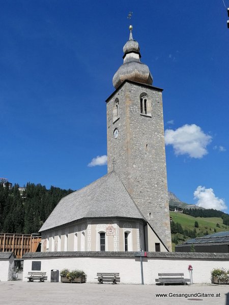 kirchliche Trauung Lech am Arlberg Kirche Musik Solomusikerin Sängerin Hochzeitssängerin Hochzeit Trauung Vorarlberg Kirche www.gesangundgitarre.at Gesang Gitarre Yvonne Brugger
