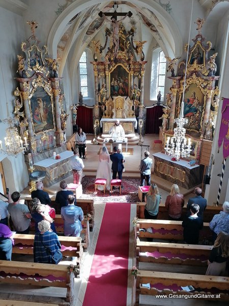 kirchliche Trauung Lech am Arlberg Kirche Musik Solomusikerin Sängerin Hochzeitssängerin Hochzeit Trauung Vorarlberg Kirche www.gesangundgitarre.at Gesang Gitarre Yvonne Brugger