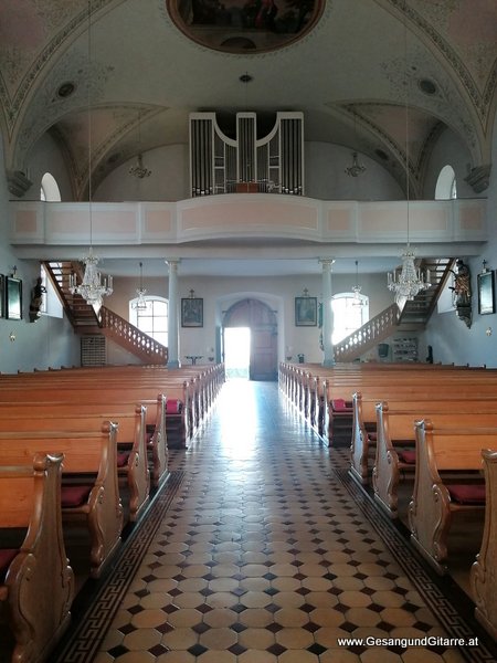 Kirche Dornbirn Haselstauden Taufsängerin Sängerin mit Gitarre Taufe Musik Taufmusik Bodensee Musikerin Gitarre Gesang Kirche Taufsängerin Vorarlberg www.gesangundgitarre.at Gesang Gitarre Yvonne Brugger