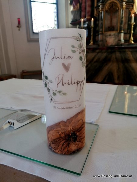 Trauung Kirche Meiningen Sektempfang Agape Apero Musik Solomusikerin Sängerin Hochzeitssängerin Hochzeit Trauung Vorarlberg Kirche www.gesangundgitarre.at Gesang Gitarre Yvonne Brugger