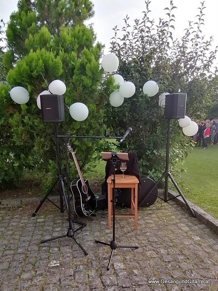 Trauung Kirche Meiningen Sektempfang Agape Apero Musik Solomusikerin Sängerin Hochzeitssängerin Hochzeit Trauung Vorarlberg Kirche www.gesangundgitarre.at Gesang Gitarre Yvonne Brugger