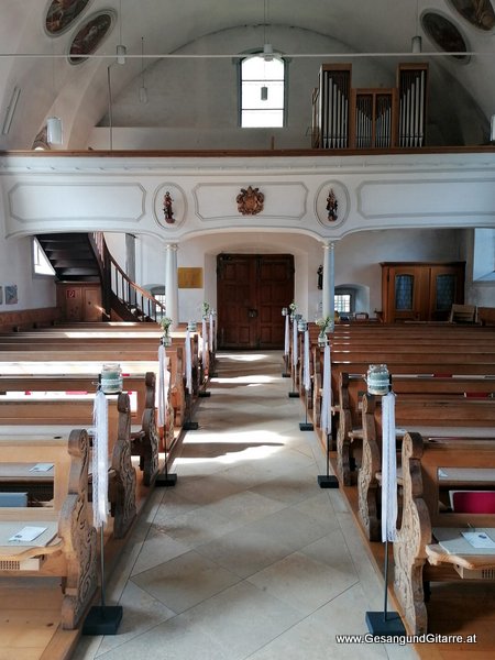 Trauung Kirche Meiningen Sektempfang Agape Apero Musik Solomusikerin Sängerin Hochzeitssängerin Hochzeit Trauung Vorarlberg Kirche www.gesangundgitarre.at Gesang Gitarre Yvonne Brugger