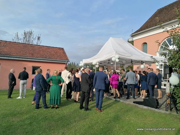 Trauung Kirche Meiningen Sektempfang Agape Apero Musik Solomusikerin Sängerin Hochzeitssängerin Hochzeit Trauung Vorarlberg Kirche www.gesangundgitarre.at Gesang Gitarre Yvonne Brugger