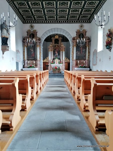 Kirche Kapelle St. Anton Hohenems Taufsängerin Sängerin mit Gitarre Taufe Musik Taufmusik Bodensee Musikerin Gitarre Gesang Kirche Taufsängerin Vorarlberg www.gesangundgitarre.at Gesang Gitarre Yvonne Brugger