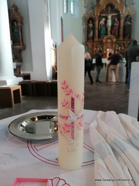 Kirche Lauterach Taufsängerin Sängerin mit Gitarre Taufe Musik Taufmusik Bodensee Musikerin Gitarre Gesang Kirche Taufsängerin Vorarlberg www.gesangundgitarre.at Gesang Gitarre Yvonne Brugger