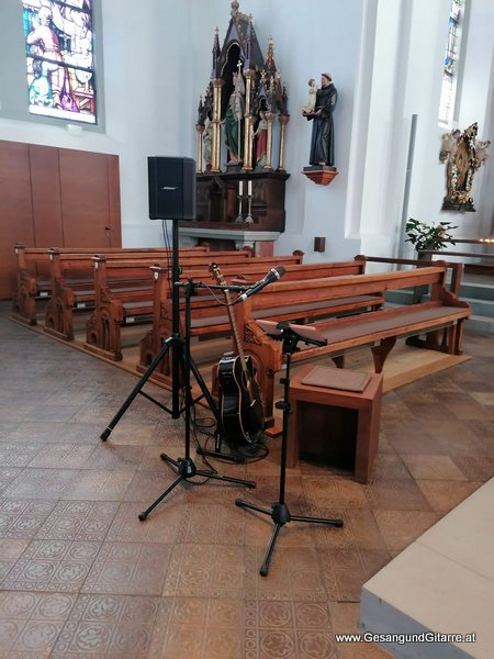 Kirche Lauterach Taufsängerin Sängerin mit Gitarre Taufe Musik Taufmusik Bodensee Musikerin Gitarre Gesang Kirche Taufsängerin Vorarlberg www.gesangundgitarre.at Gesang Gitarre Yvonne Brugger