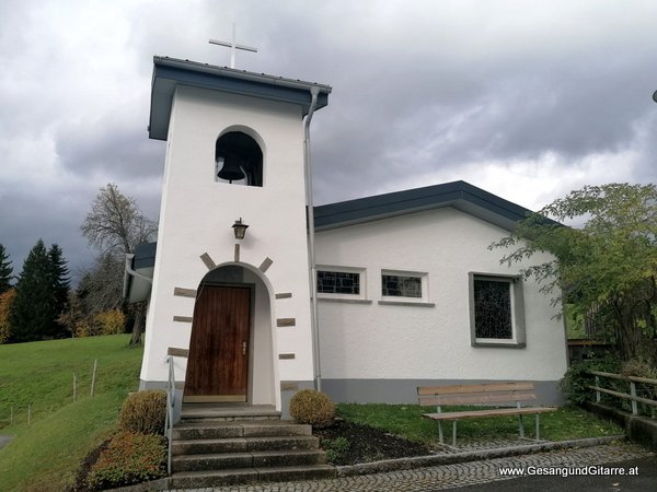 Kirche Kapelle Baumgarten Bildstein Taufsängerin Sängerin mit Gitarre Taufe Musik Taufmusik Bodensee Musikerin Gitarre Gesang Kirche Taufsängerin Vorarlberg www.gesangundgitarre.at Gesang Gitarre Yvonne Brugger