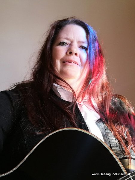 Kirche Kapelle Baumgarten Bildstein Taufsängerin Sängerin mit Gitarre Taufe Musik Taufmusik Bodensee Musikerin Gitarre Gesang Kirche Taufsängerin Vorarlberg www.gesangundgitarre.at Gesang Gitarre Yvonne Brugger