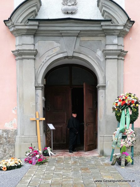Salzburg Stadt Gnigl Kirche Verabschiedung Trauerfeier Beerdigung Verabschiedung Totenwache Musik Kirche Solomusikerin Sängerin mit Gitarre www.trauer-musik.at www.gesangundgitarre.at Gesang Gitarre Yvonne Brugger Trauersängerin Kirchensängerin Kirche Trauerfeier Beerdigung Verabschiedung Vorarlberg Musik Kirche Sängerin mit Gitarre www.trauer-musik.at www.gesangundgitarre.at Gesang Gitarre Yvonne Brugger Trauersängerin Kirchensängerin