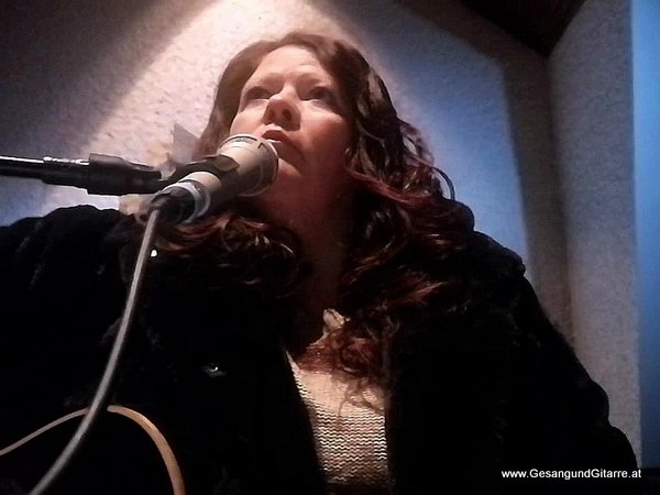 Jahrtagsmesse Jahresgedenken Gedenken Rankweil Vorarlberg Musik Kirche Trauersängerin Sängerin mit Gitarre www.gesangundgitarre.at Gesang Gitarre Yvonne Brugger