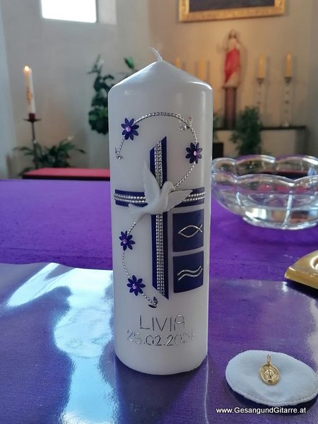 Kirche Schnifis Pfarrer Niklas Taufsängerin Sängerin mit Gitarre Taufe Musik Taufmusik Bodensee Musikerin Gitarre Gesang Kirche Taufsängerin Vorarlberg www.gesangundgitarre.at Gesang Gitarre Yvonne Brugger