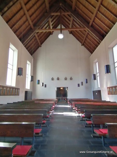 Kirche Schnifis Pfarrer Niklas Taufsängerin Sängerin mit Gitarre Taufe Musik Taufmusik Bodensee Musikerin Gitarre Gesang Kirche Taufsängerin Vorarlberg www.gesangundgitarre.at Gesang Gitarre Yvonne Brugger