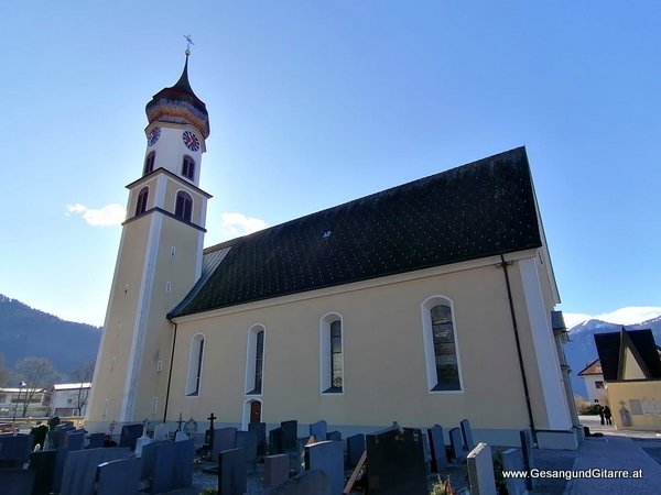 Kirche Ludesch Pfarrer Mihai Taufsängerin Sängerin mit Gitarre Taufe Musik Taufmusik Bodensee Musikerin Gitarre Gesang Kirche Taufsängerin Vorarlberg www.gesangundgitarre.at Gesang Gitarre Yvonne Brugger