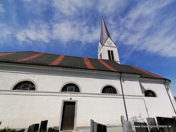 Kirche Wolfurt Pfarrer Marius Dumea Taufsängerin Sängerin mit Gitarre Taufe Musik Taufmusik Bodensee Musikerin Gitarre Gesang Kirche Taufsängerin Vorarlberg www.gesangundgitarre.at Gesang Gitarre Yvonne Brugger