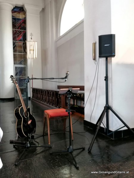 Kirche Wolfurt Pfarrer Marius Dumea Taufsängerin Sängerin mit Gitarre Taufe Musik Taufmusik Bodensee Musikerin Gitarre Gesang Kirche Taufsängerin Vorarlberg www.gesangundgitarre.at Gesang Gitarre Yvonne Brugger