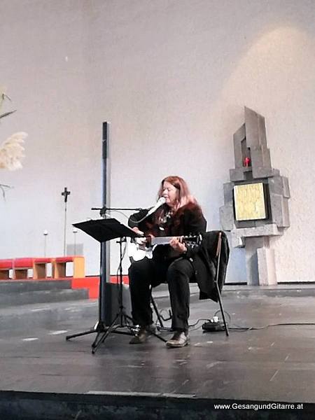 St. Josef Kirche Rankweil Trauerfeier Beerdigung Verabschiedung Vorarlberg Musik Kirche Trauersängerin Sängerin mit Gitarre www.trauer-musik.at www.gesangundgitarre.at Gesang Gitarre Yvonne Brugger Trauersängerin Kirchensängerin